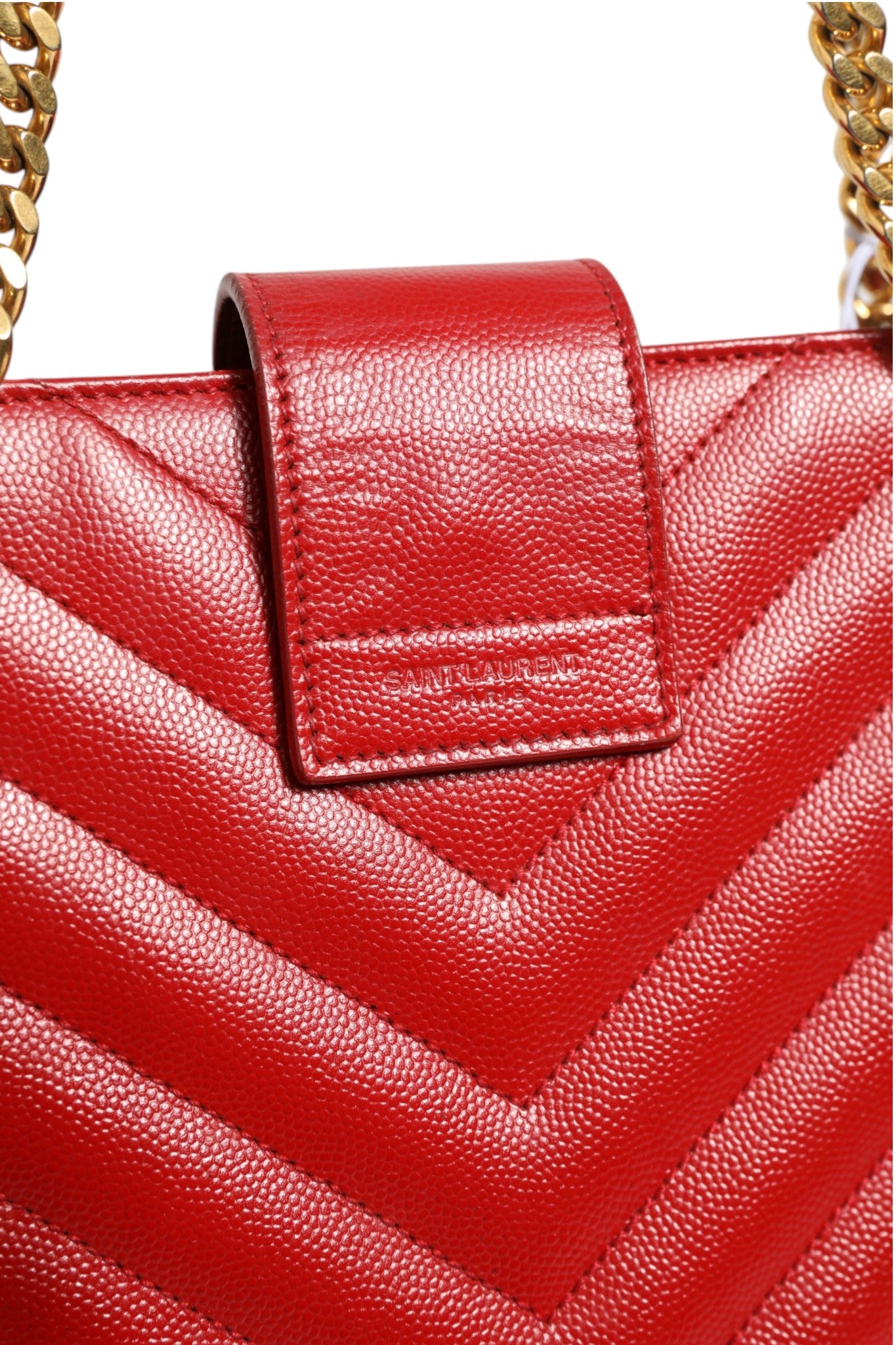 Rote Monogramm-Tasche aus genarbtem Leder mit Chevron-Steppung