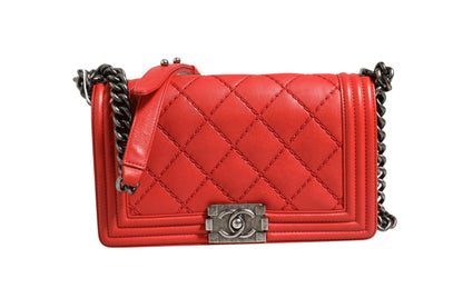New Medium Boy Bag aus Kalbsleder mit roter Rautensteppung