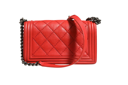 New Medium Boy Bag aus Kalbsleder mit roter Rautensteppung