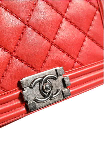 New Medium Boy Bag aus Kalbsleder mit roter Rautensteppung