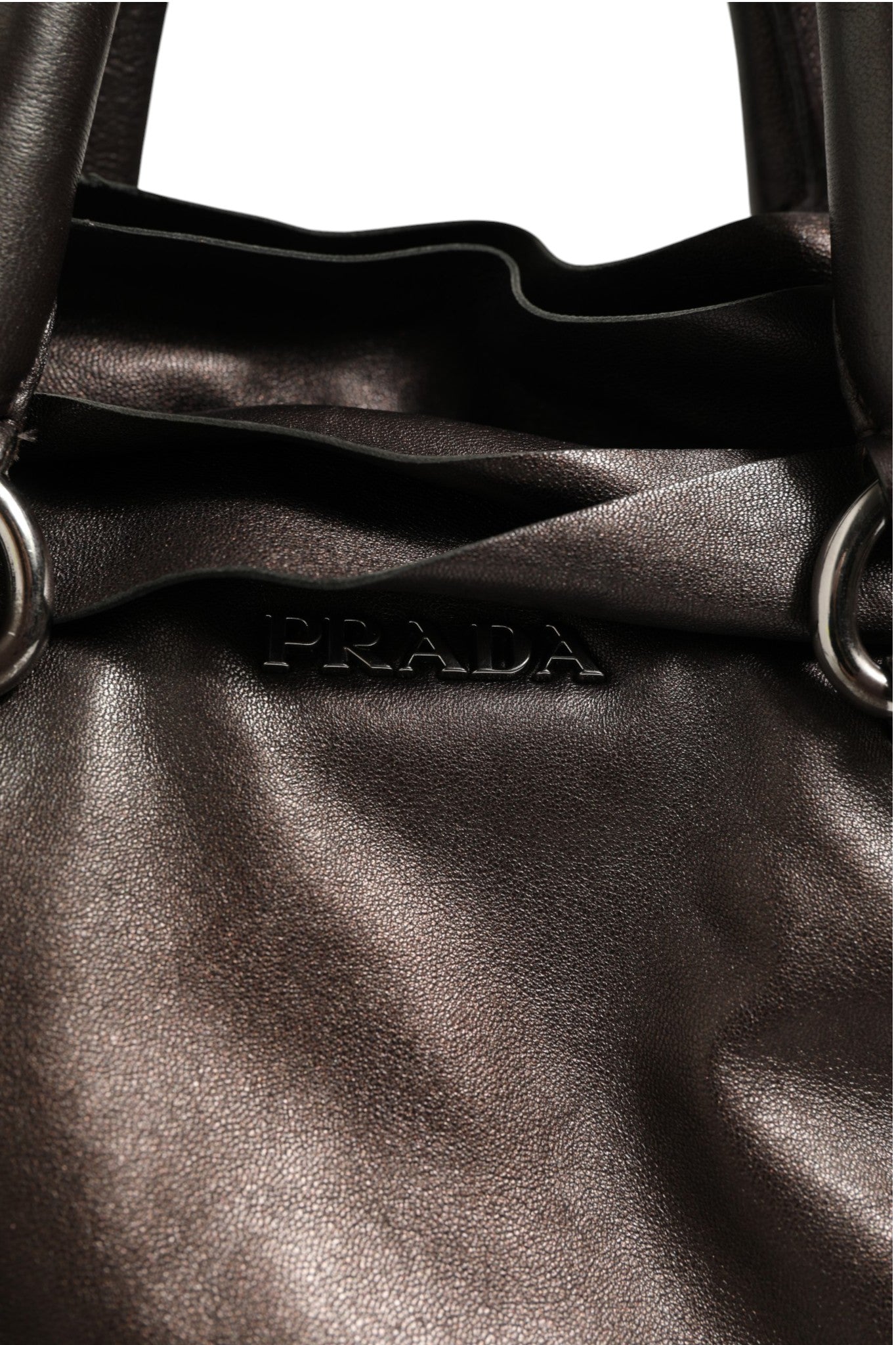 Schultertasche aus Metallic-Nappaleder mit Rüschen
