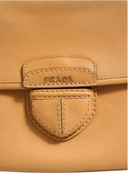 Sidonie Schultertasche aus beigem genarbtem Leder