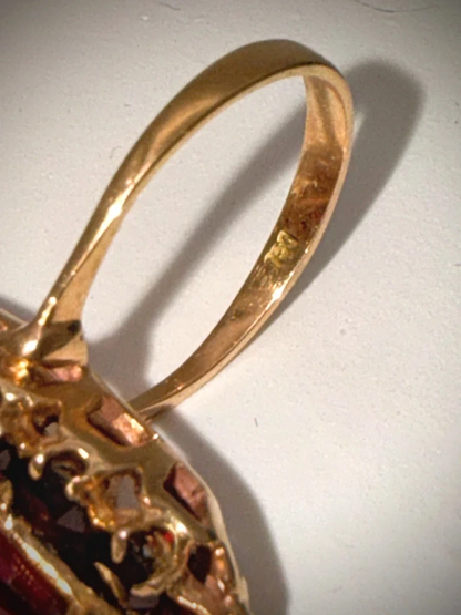 Bohemian luxury: Vintage garnet ring in 18k gold – Deep wine red