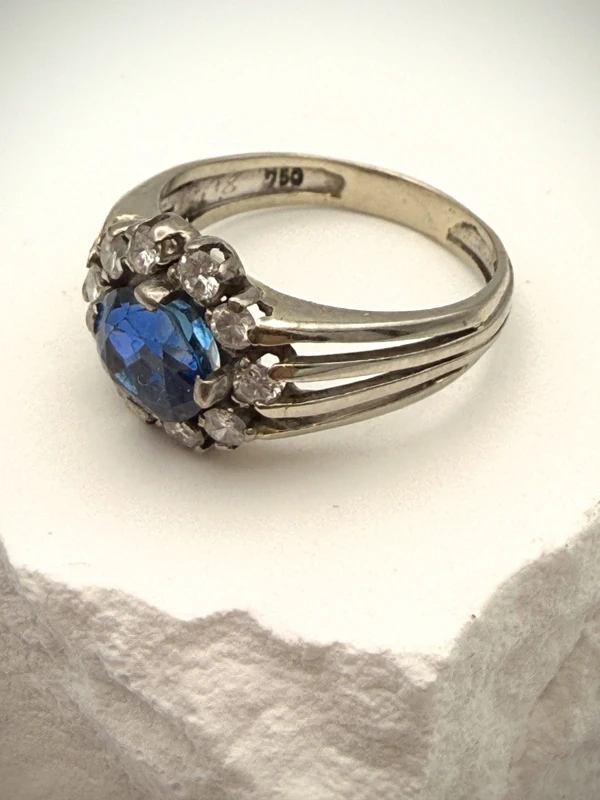 Exquisite vintage sapphire ring with brilliant-cut diamonds in 18k white gold