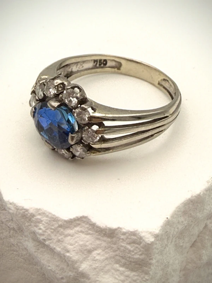 Exquisite vintage sapphire ring with brilliant-cut diamonds in 18k white gold