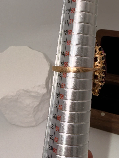 Bohemian luxury: Vintage garnet ring in 18k gold – Deep wine red