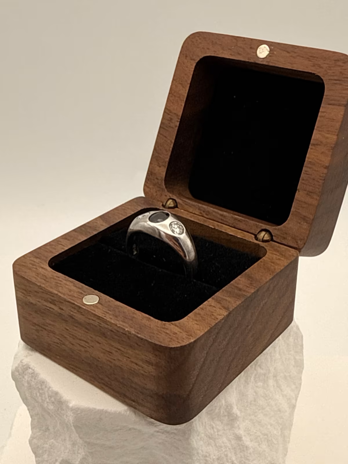 Edler 750er Weißgoldring mit Saphir & 2 Brillanten