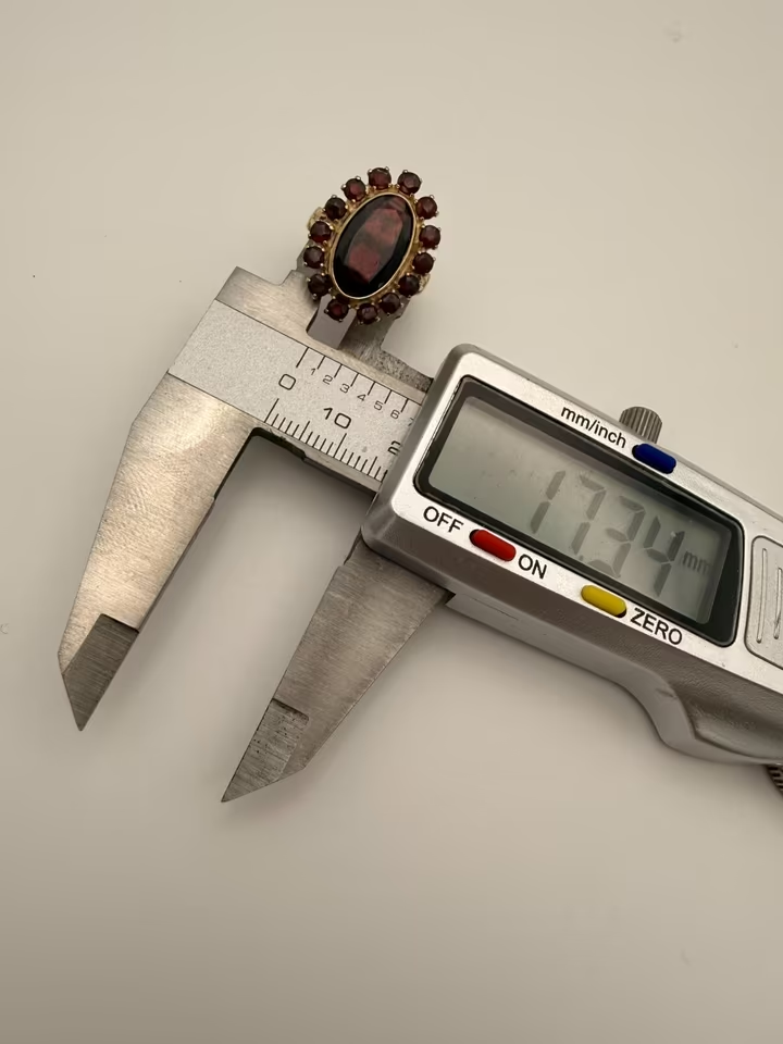 8K Gelbgold Cocktailring – Granat im Kranz (Halo)