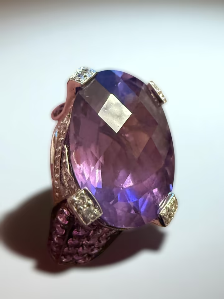 Exklusiver 18 Karat Weißgold-Ring Amethysten, Rubinen Diamanten