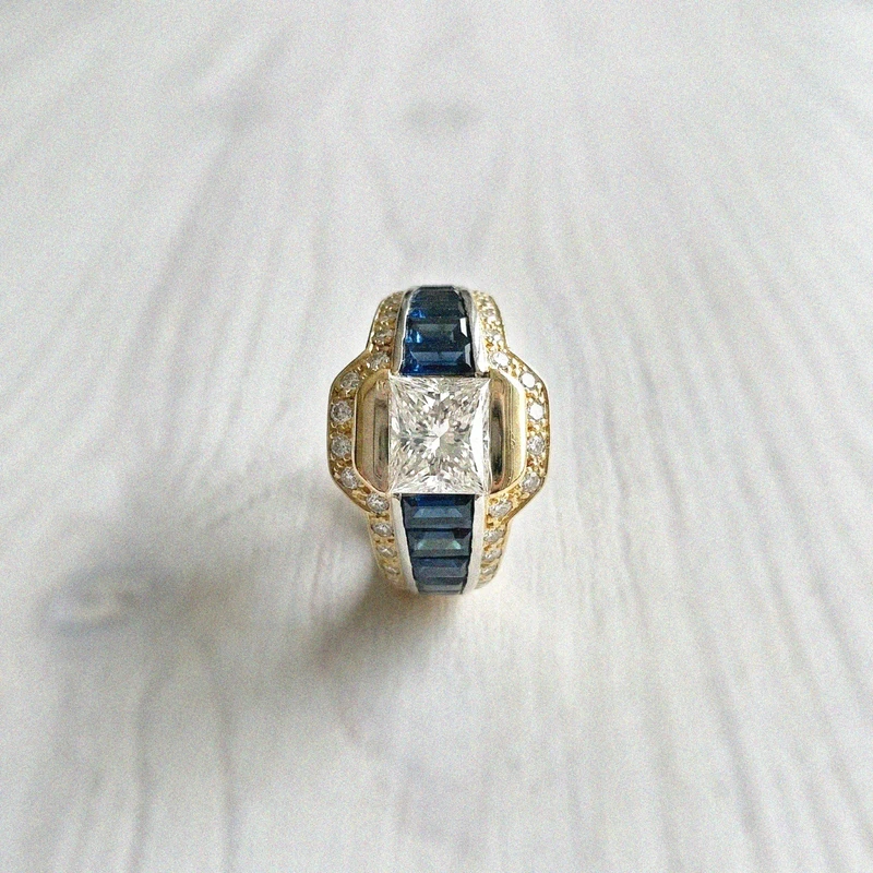 Atemberaubender Luxus: 750 Gelbgold Ring mit großem Princess Diamant & tiefblauen Saphiren