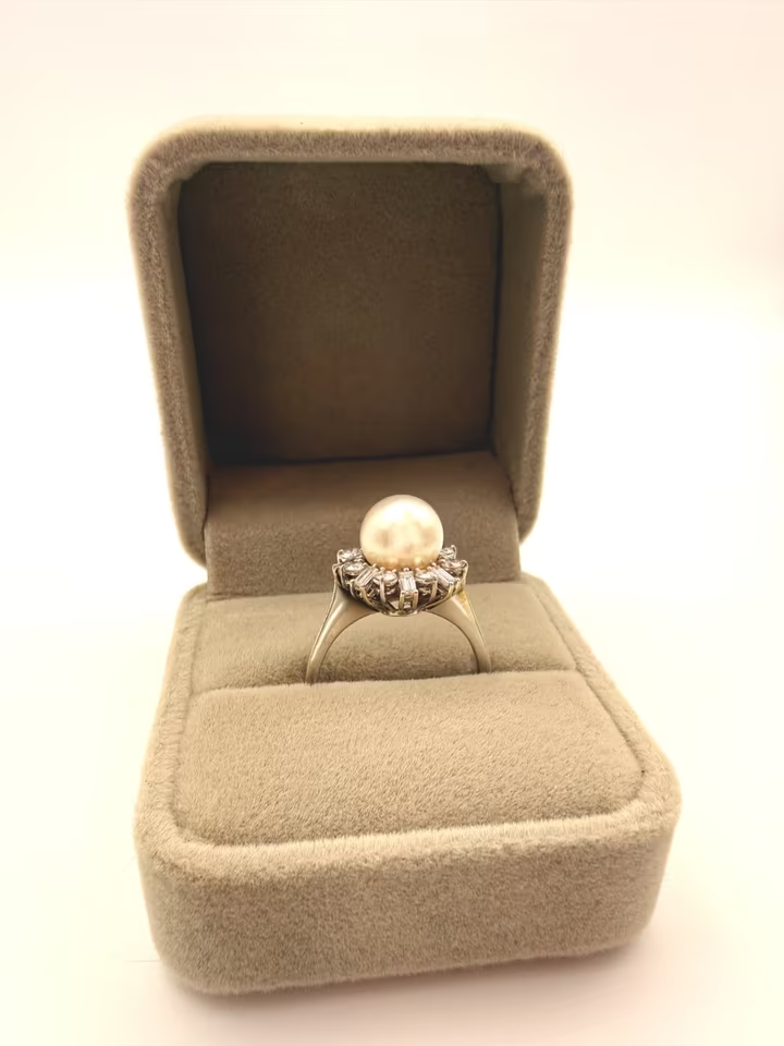 18K Cocktailring: Perle im Diamantkranz