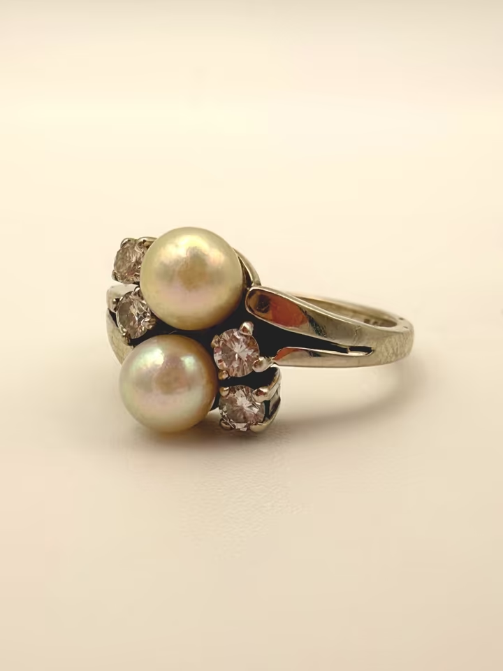 Klassischer 585er Damenring – Doppel-Perle & Diamanten