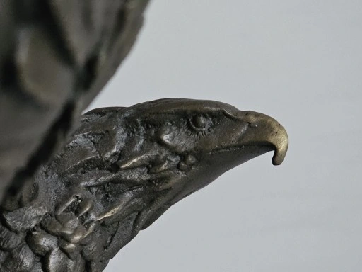 Majestätische Bronze-Skulptur: Adler im Landeanflug auf Felsen