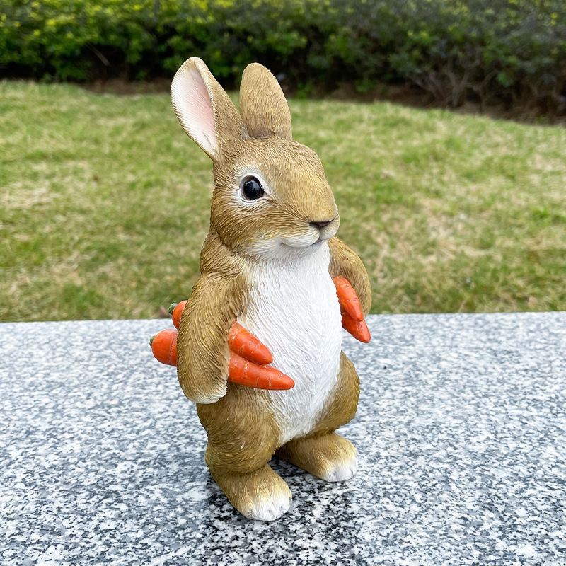 Niedliche Hasen-Gartenstatue mit Karotten – Liebevoll gestaltete Dekofigur