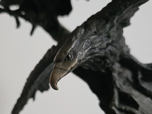 Majestätische Bronze-Skulptur: Adler im Landeanflug auf Felsen