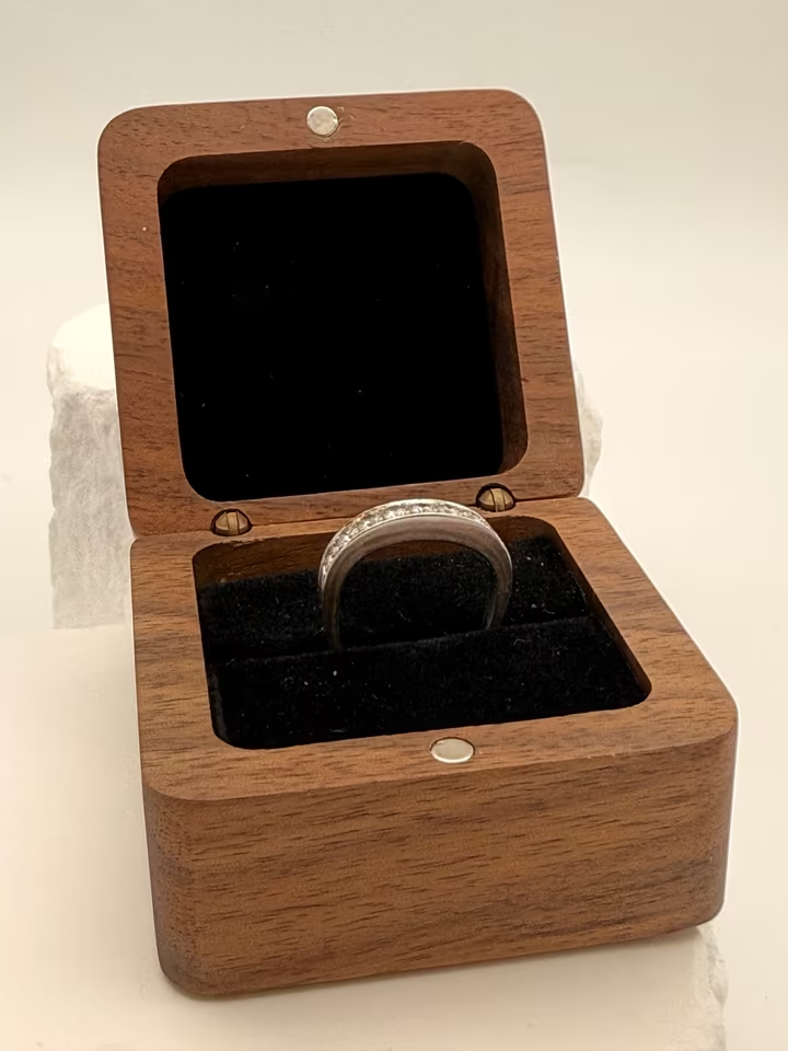 Zeitlose Eleganz – 750er Weißgoldring mit 9 Brillanten