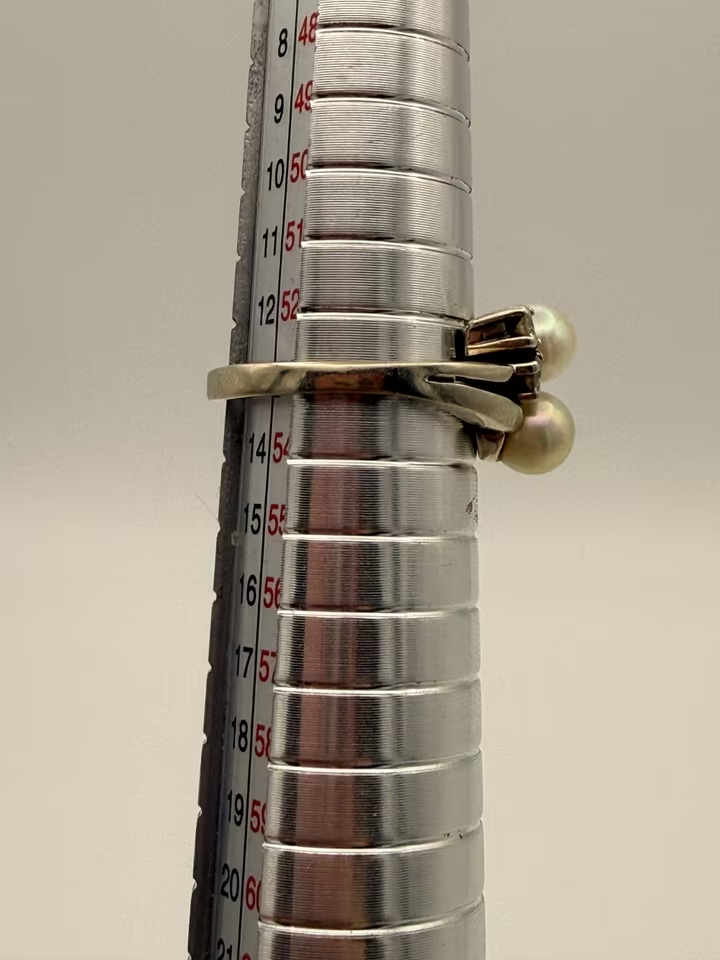 Klassischer 585er Damenring – Doppel-Perle & Diamanten