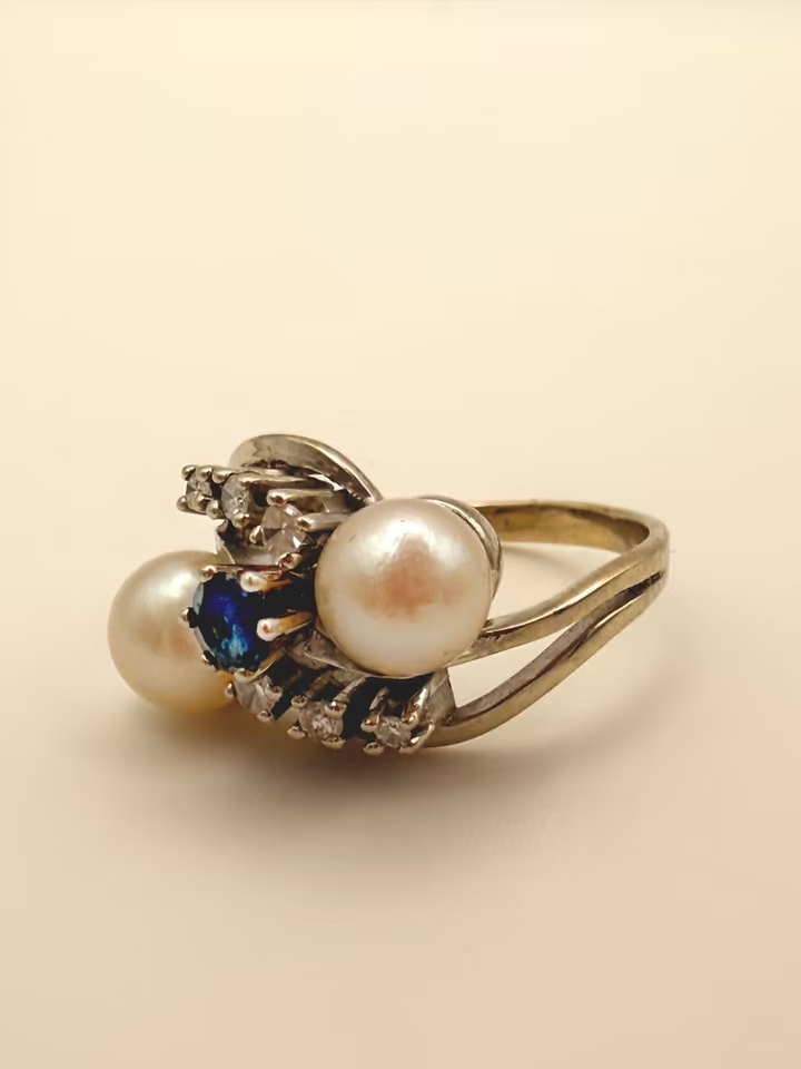 585er Goldring mit Saphir & zwei Perlen