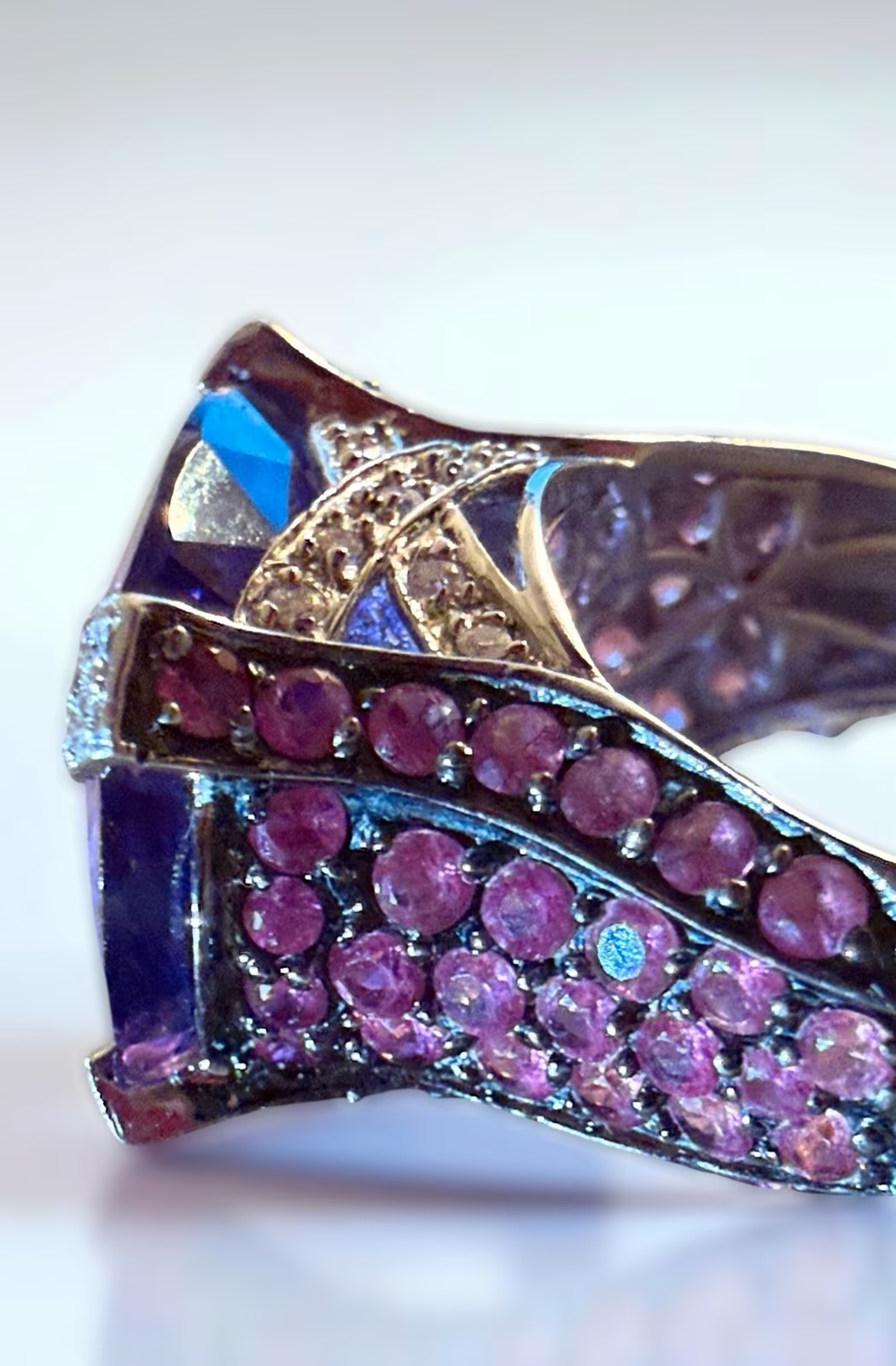 Exklusiver 18 Karat Weißgold-Ring Amethysten, Rubinen Diamanten