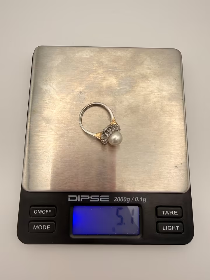 18K Cocktailring: Perle im Diamantkranz