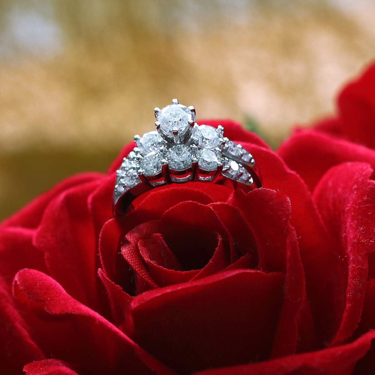 (Weißgold, 8) - 1,80 Karat (ctw) 14 Karat Gold runder Diamant Damen 3 Steine Braut-Verlobungsring passendes Band-Set