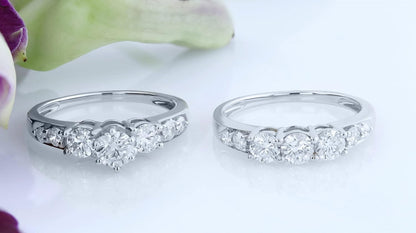 (Weißgold, 8) - 1,80 Karat (ctw) 14 Karat Gold runder Diamant Damen 3 Steine Braut-Verlobungsring passendes Band-Set