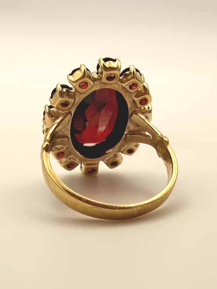 8K Gelbgold Cocktailring – Granat im Kranz (Halo)