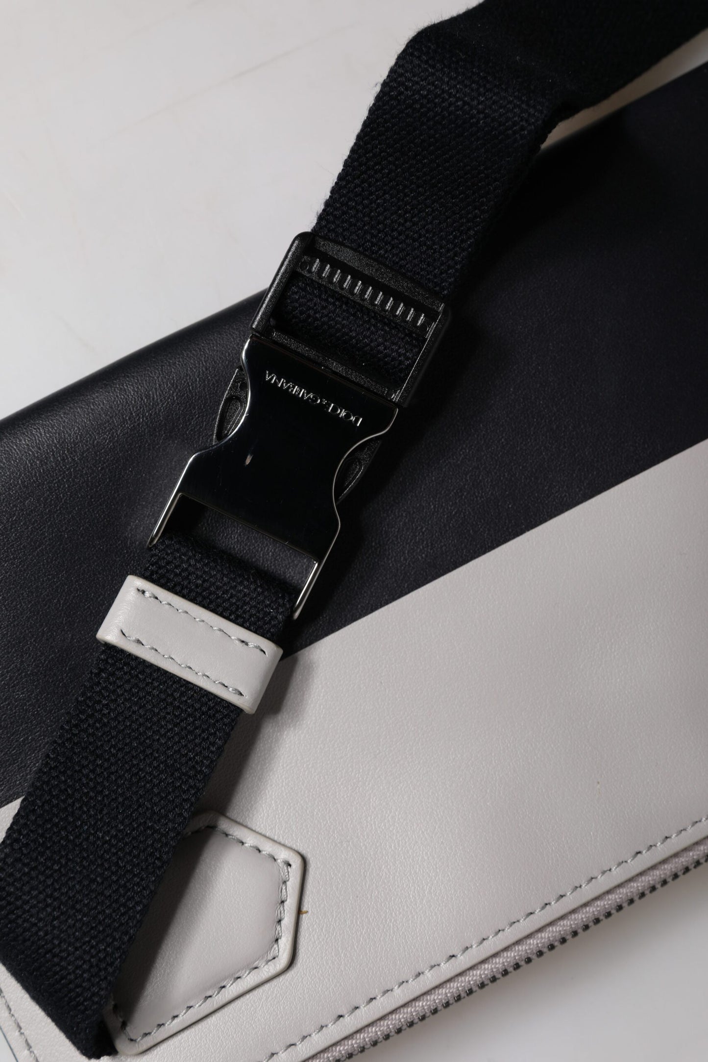 Dolce & Gabbana Schwarz-weißes Leder Crossbody Bag mit Logo-Prägung