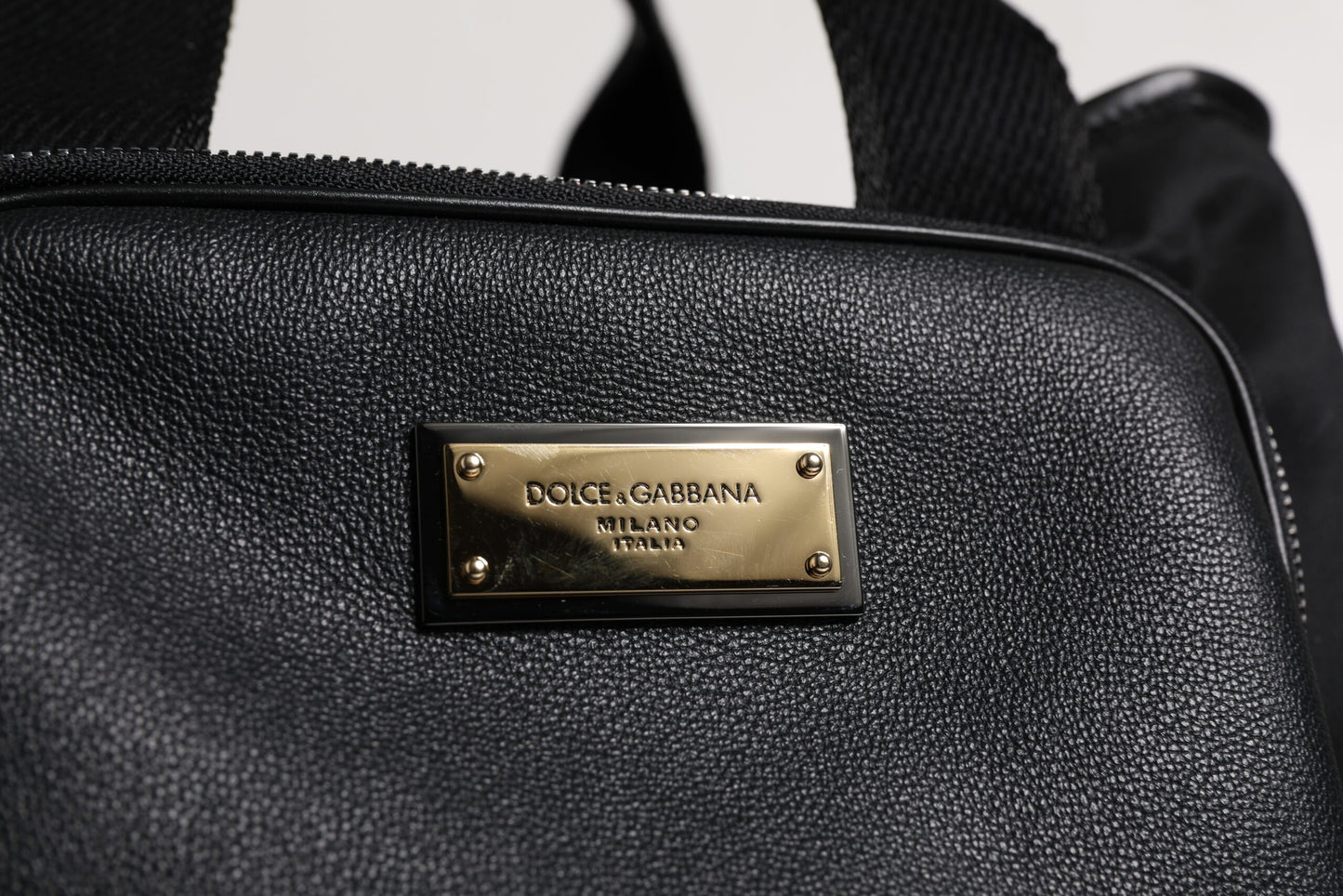 Dolce & Gabbana Schwarzer Schultergurt Pet Carry Logo Plaque Tasche – Exquisite Eleganz
