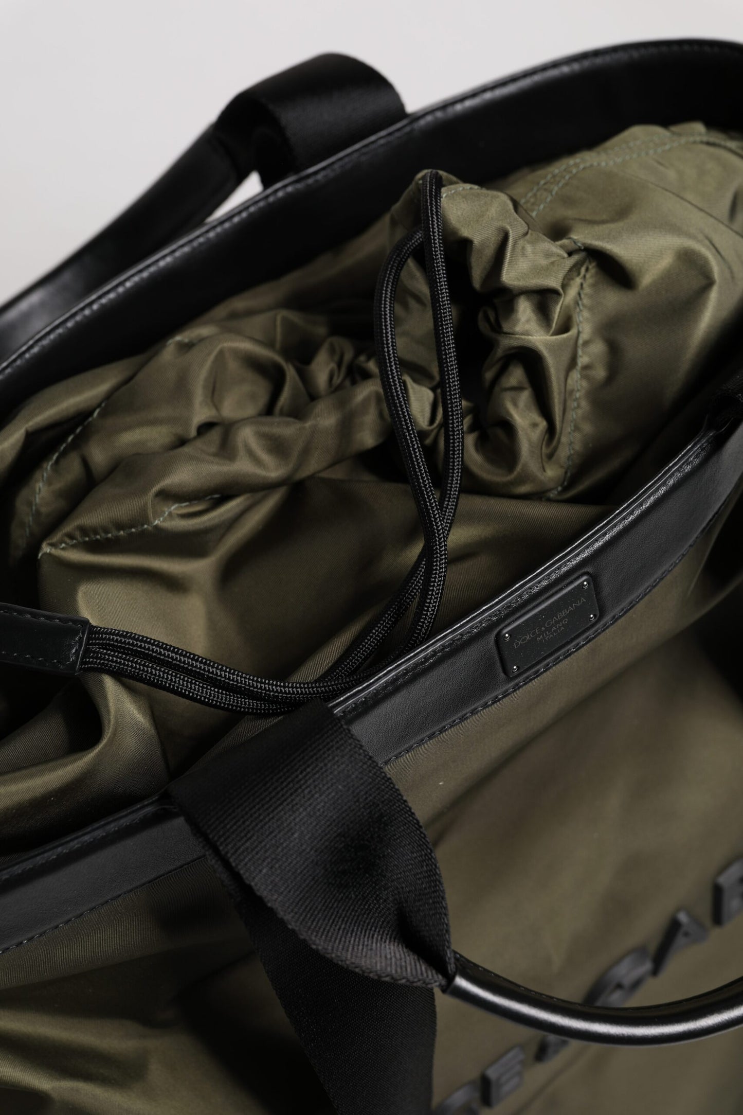 Luxuriöse Militärgrüne Nylon-Schulterriemen-Tragetasche von Dolce & Gabbana