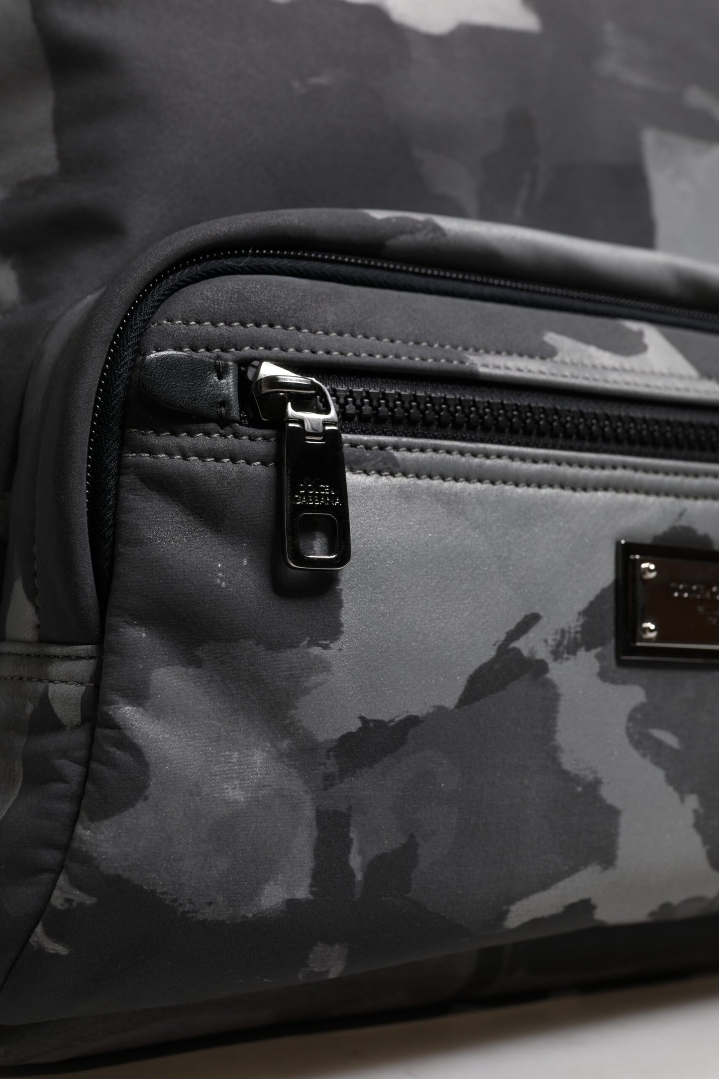 Dolce & Gabbana Graue Baumwolle Camouflage Logo Plaque Rucksack Tasche – Exklusive Designer-Handtasche
