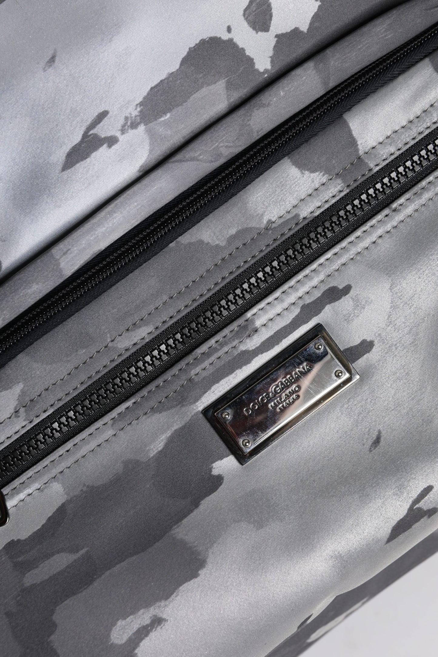 Dolce & Gabbana Schwarzer Camouflage-Schulterriemen Logo-Plakette Tasche - Exklusivität trifft Luxus