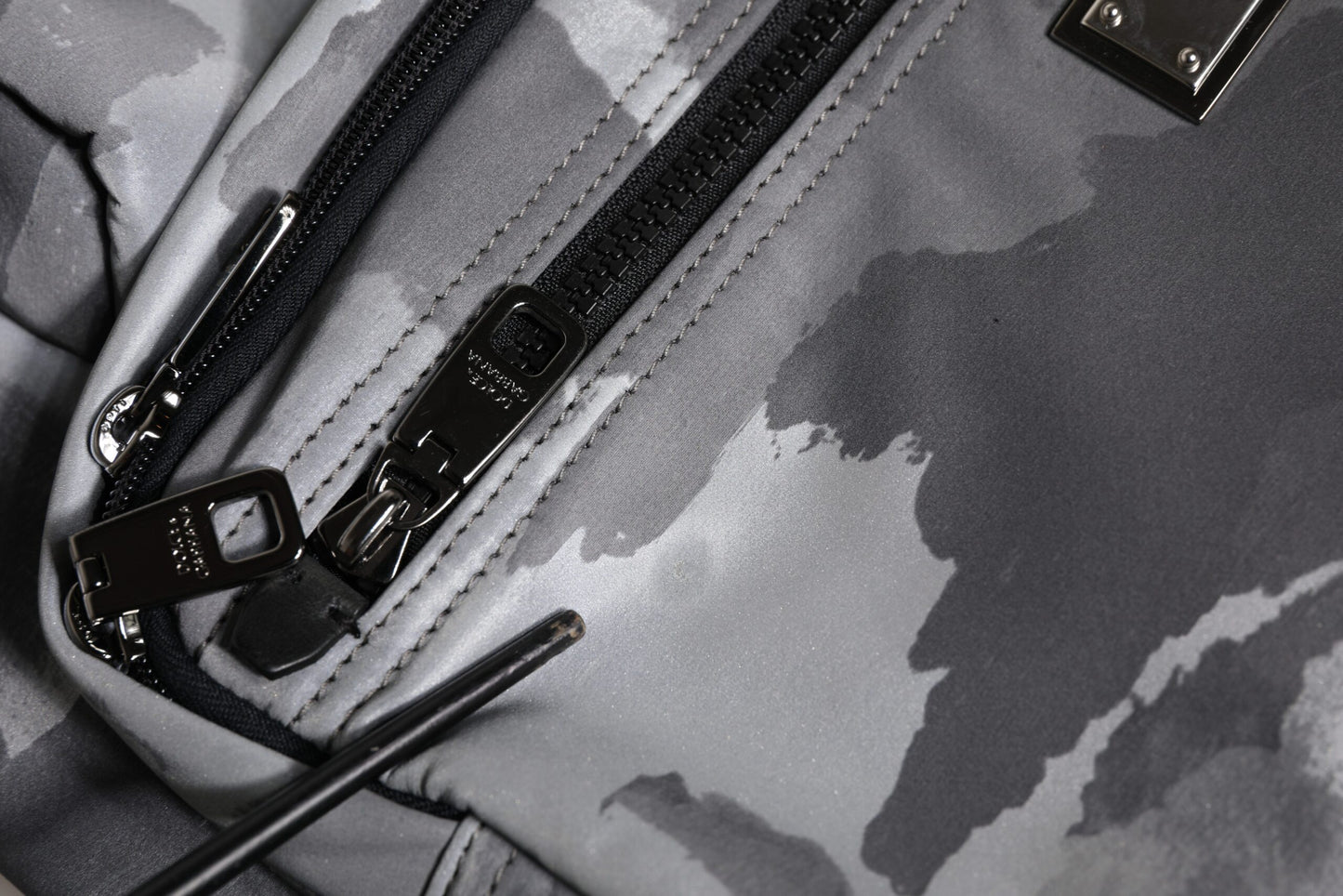 Dolce & Gabbana Schwarzer Camouflage Schulterriemen Tasche mit Logoplakette