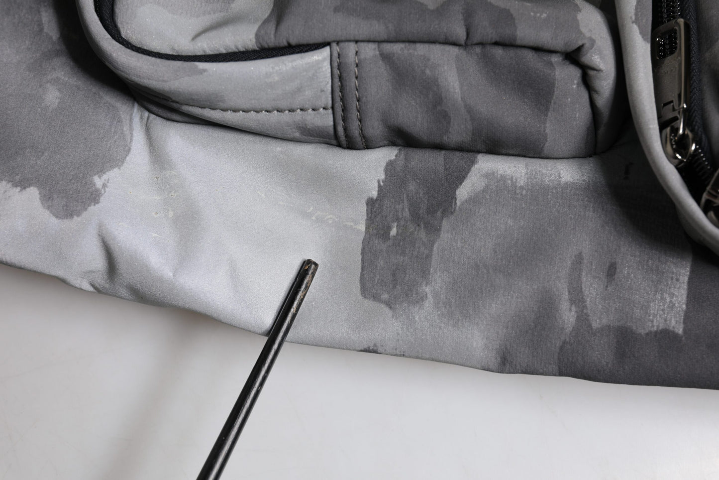 Dolce & Gabbana Schwarzer Camouflage Schulterriemen Tasche mit Logoplakette