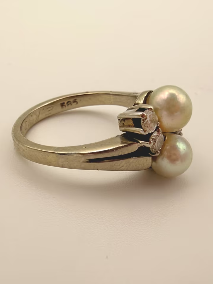Klassischer 585er Damenring – Doppel-Perle & Diamanten