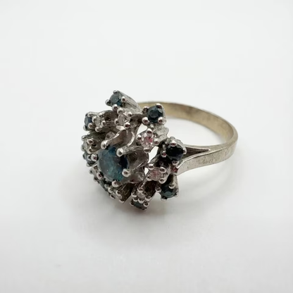 Vintage cocktail ring in 18k gold with sapphires and diamonds
