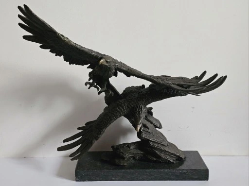 Majestätische Bronze-Skulptur: Adler im Landeanflug auf Felsen