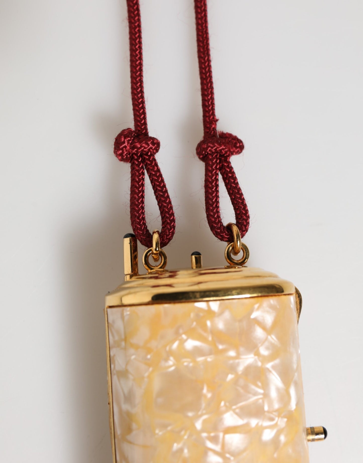 Dolce & Gabbana Weiße Harz Gold Metall Crossbody Mini Handtasche mit Quaste