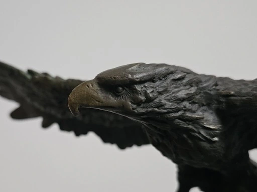 Majestätische Bronze-Skulptur: Adler im Landeanflug auf Felsen