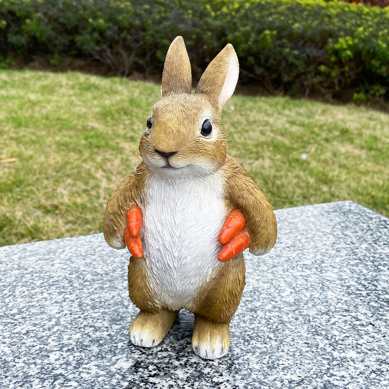 Niedliche Hasen-Gartenstatue mit Karotten – Liebevoll gestaltete Dekofigur