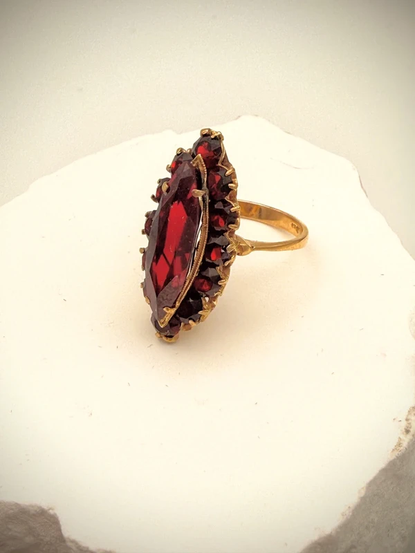 Bohemian luxury: Vintage garnet ring in 18k gold – Deep wine red