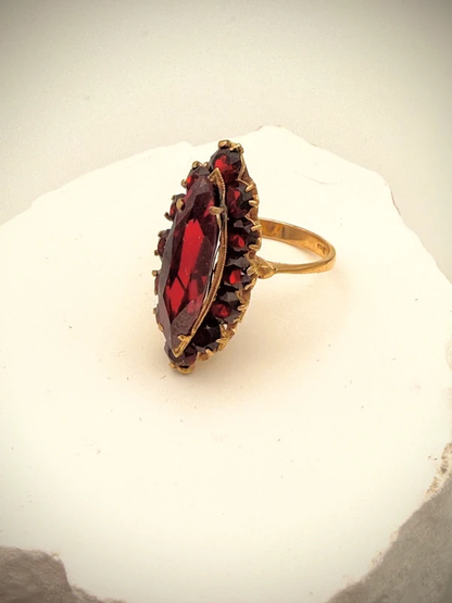 Bohemian luxury: Vintage garnet ring in 18k gold – Deep wine red