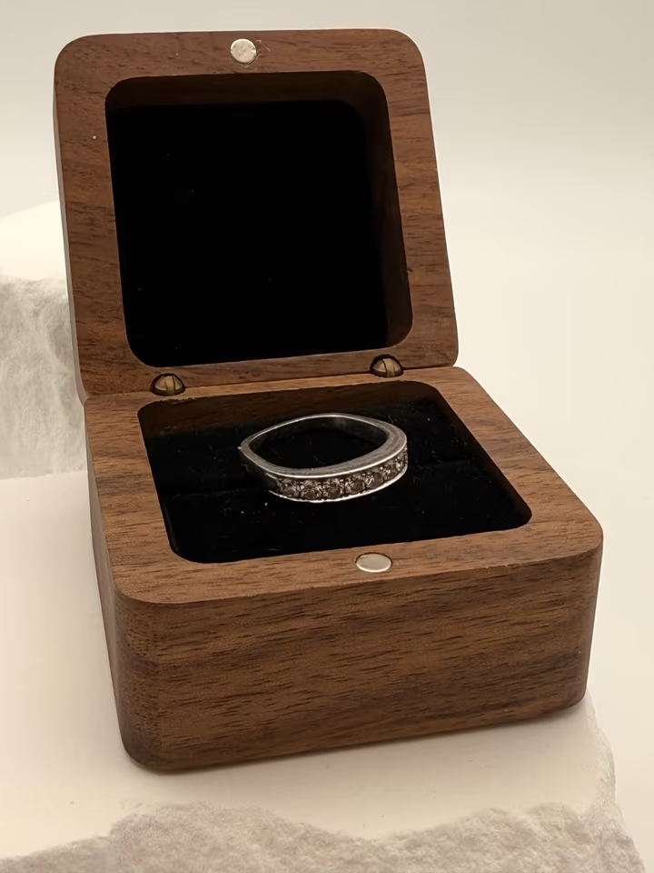 Zeitlose Eleganz – 750er Weißgoldring mit 9 Brillanten