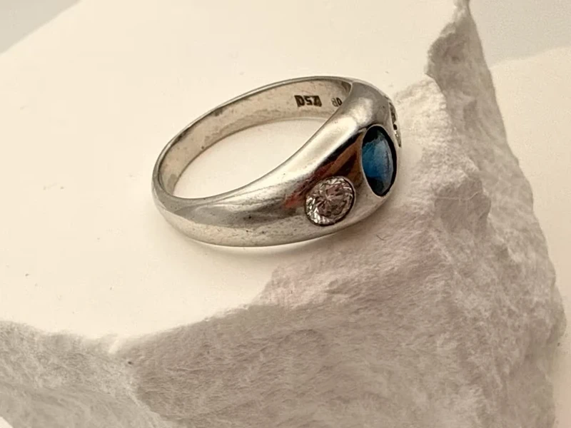 Elegant 750 white gold ring with sapphire &amp; 2 brilliant-cut diamonds