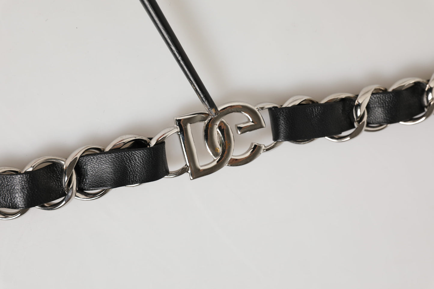 Dolce & Gabbana Schulterriemen aus schwarzem Leder mit silberner Kette