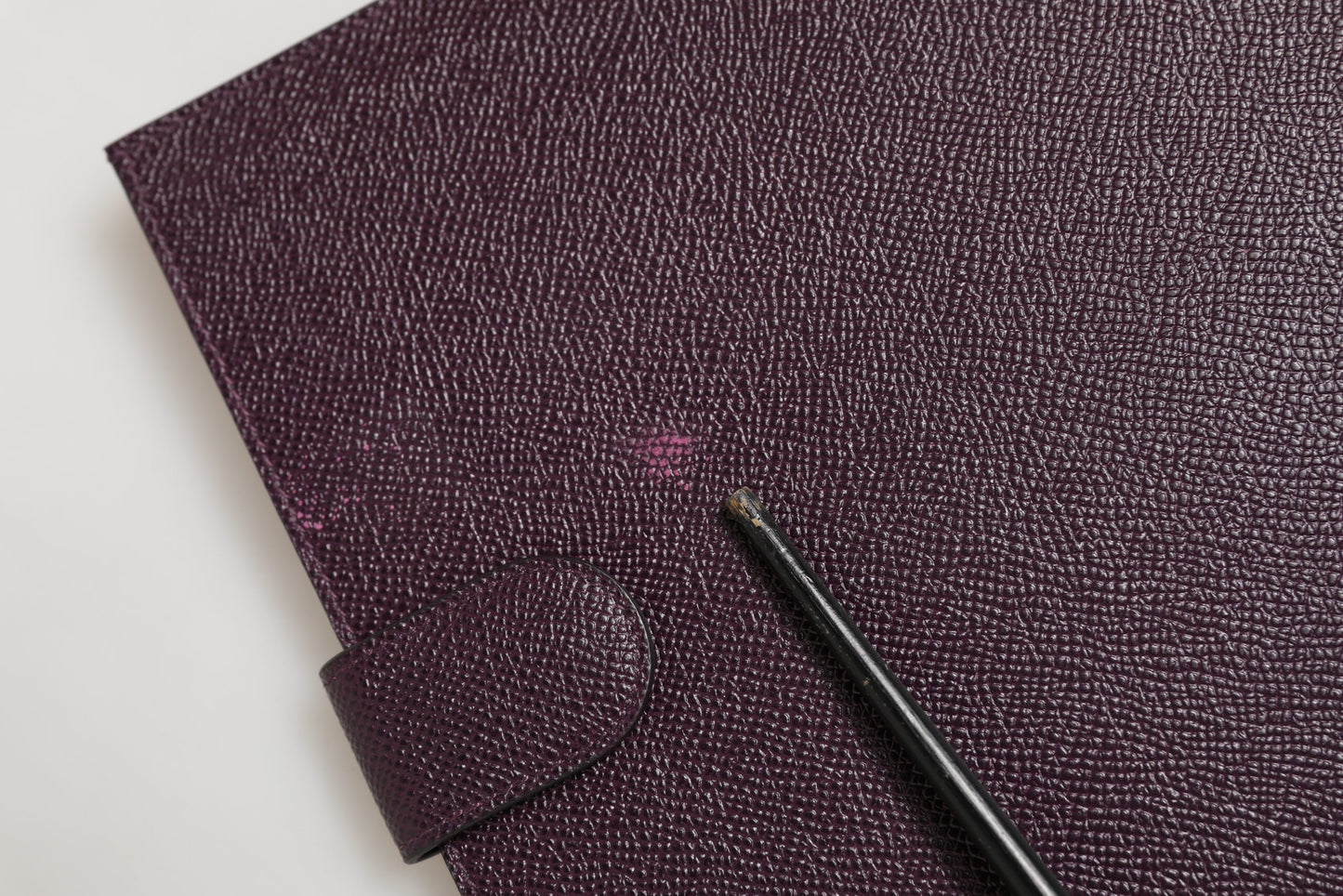 Dolce & Gabbana Dunkelbraune Leder-Tablet-Hülle mit Logo-Plakette