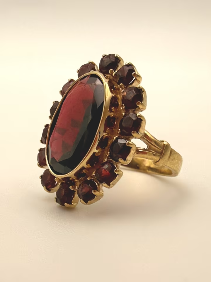 8K Gelbgold Cocktailring – Granat im Kranz (Halo)