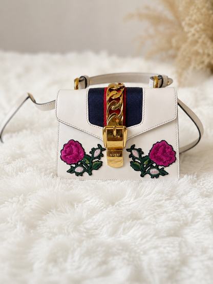 Gucci Sylvie Small Floral Crossbody Handtasche aus Leder – Exklusiv und Elegant