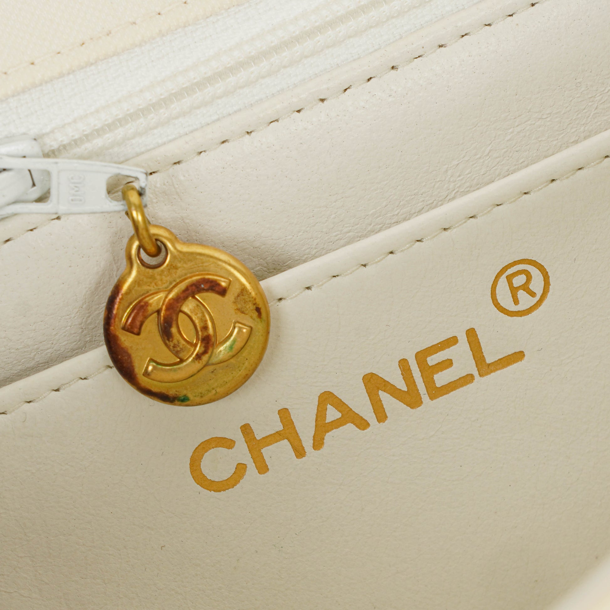 Chanel Medium Classic Single Flap Tasche aus weißem Stoff mit 24K vergoldeter Hardware