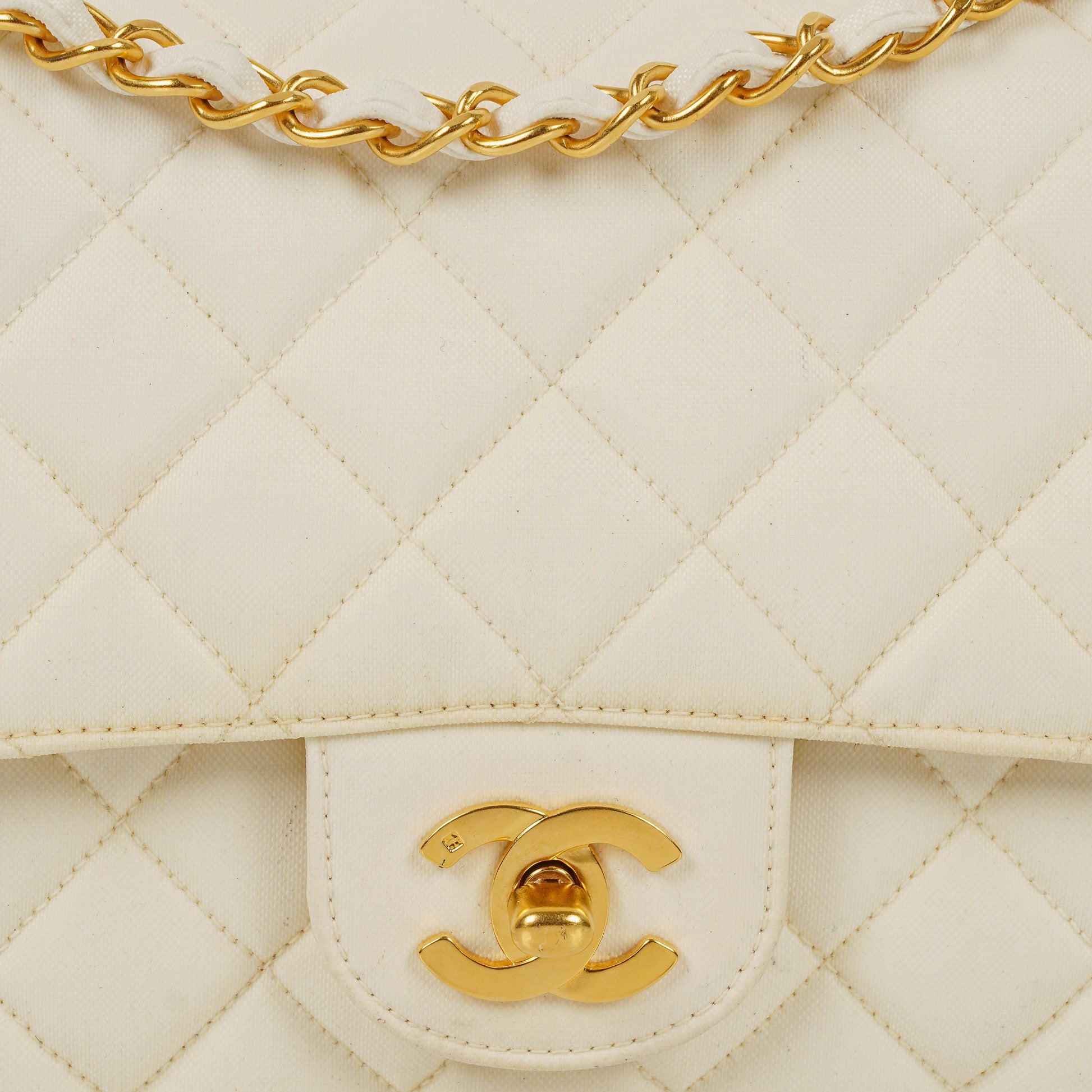 Chanel Medium Classic Single Flap Tasche aus weißem Stoff mit 24K vergoldeter Hardware